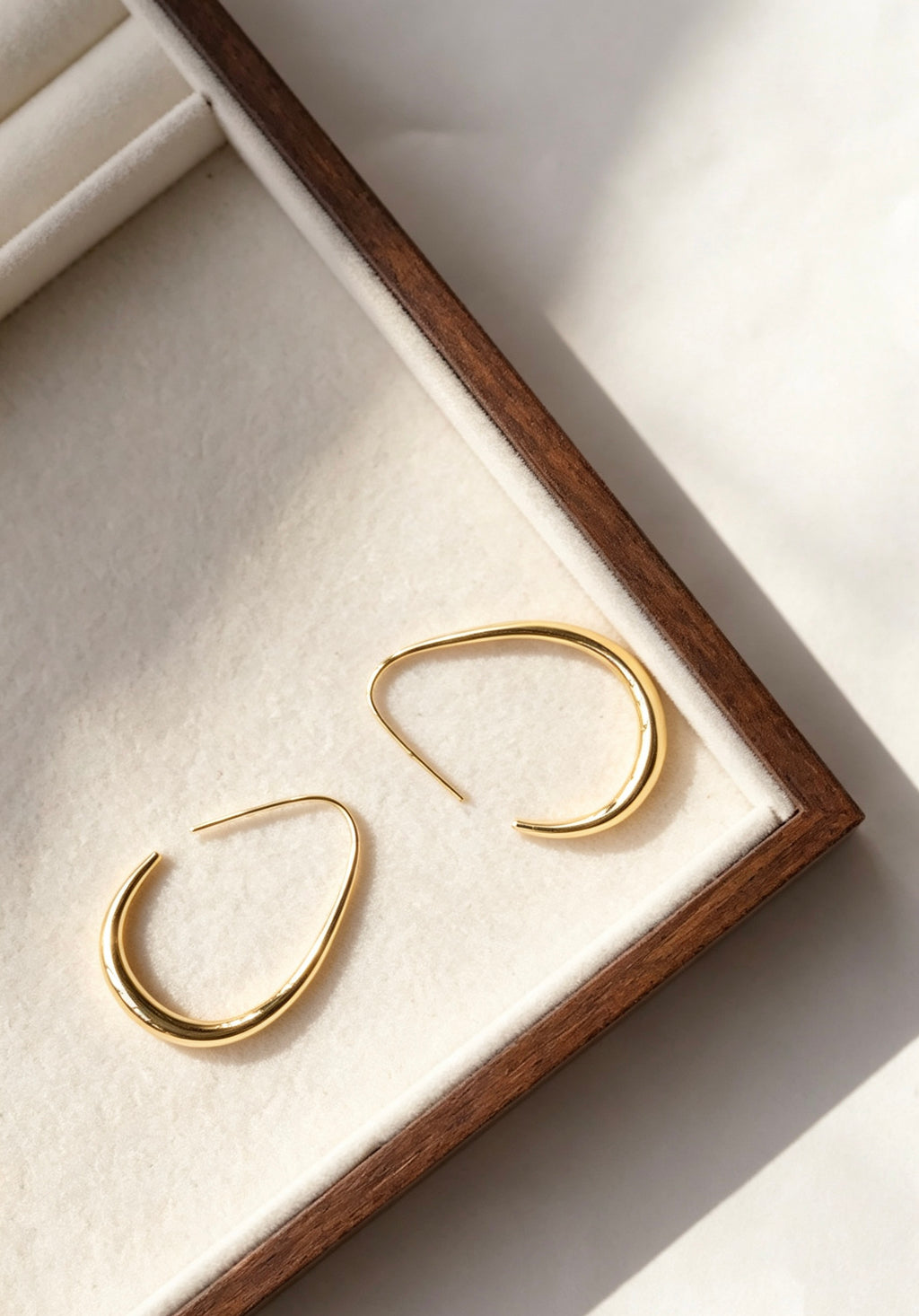 Pendientes de aro en forma de C chapados en oro de 14 quilates | Diseño minimalista