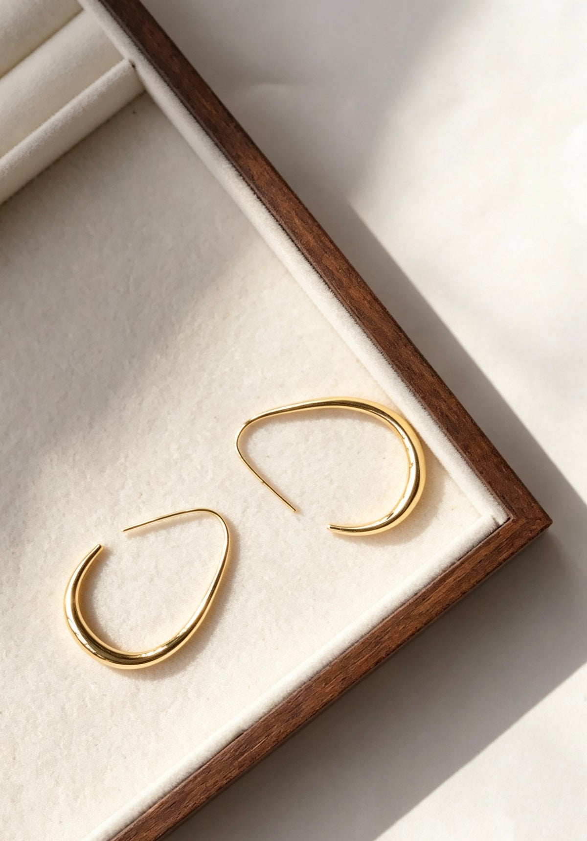 Pendientes de aro en forma de C chapados en oro de 14 quilates | Diseño minimalista