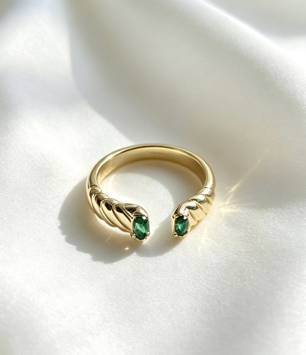 Anillo abierto de esmeralda bañado en oro de 14K | Diseño de banda trenzada