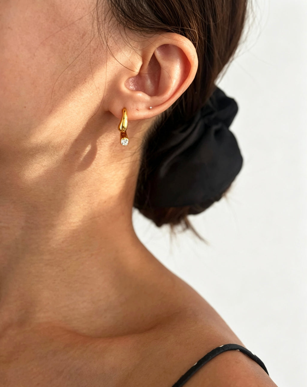 Pendientes de doble capa con baño de oro de 18K y circonitas | Diseño escultural