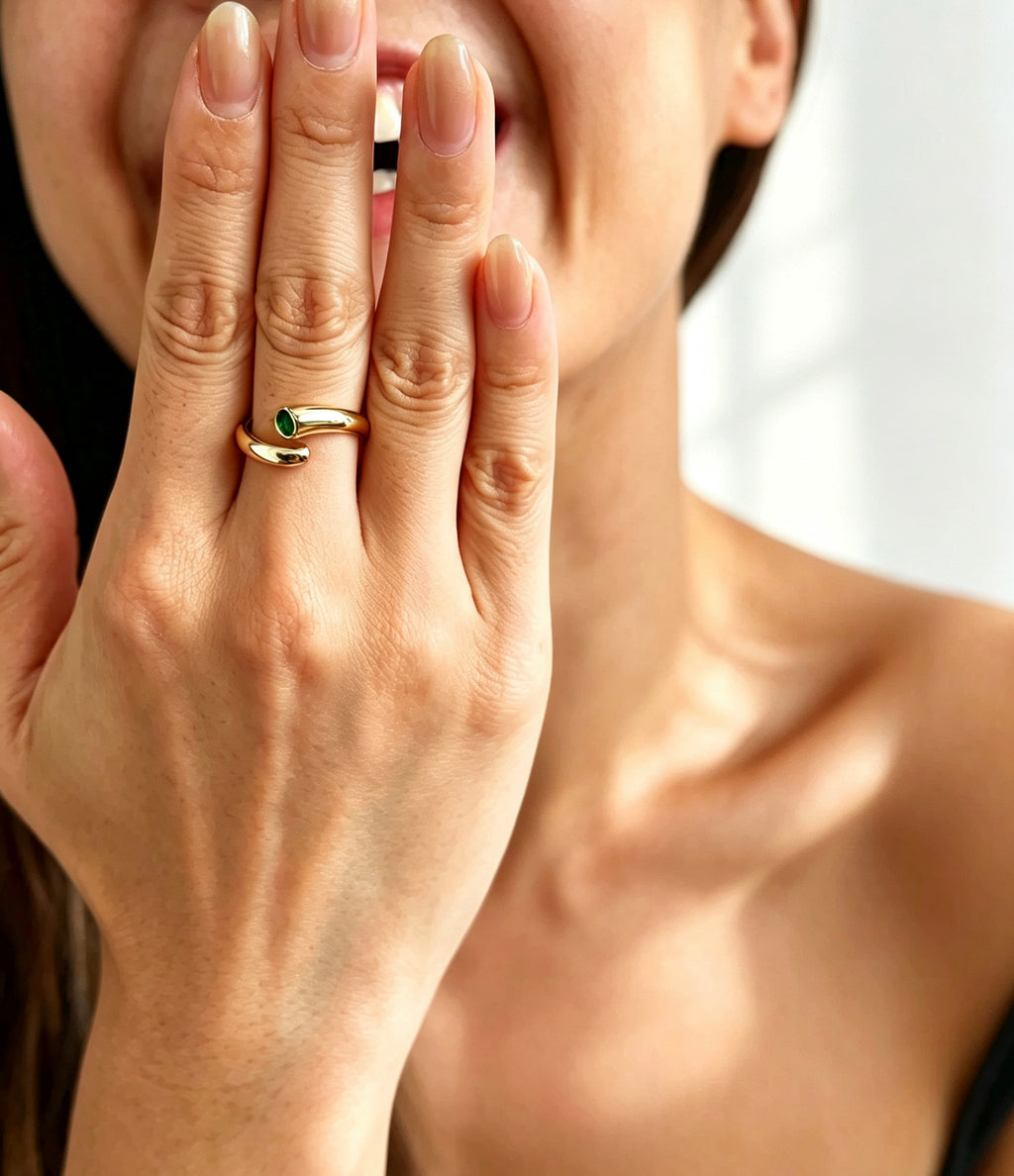 Anillo abierto de esmeralda bañado en oro de 14 quilates | Diseño espiral escultural