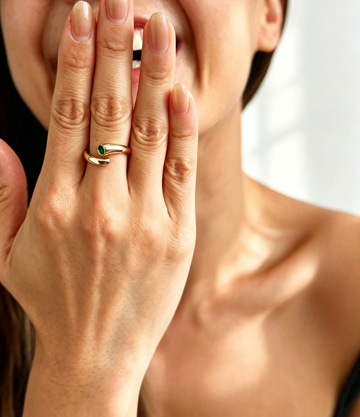 Anillo abierto de esmeralda bañado en oro de 14 quilates | Diseño espiral escultural