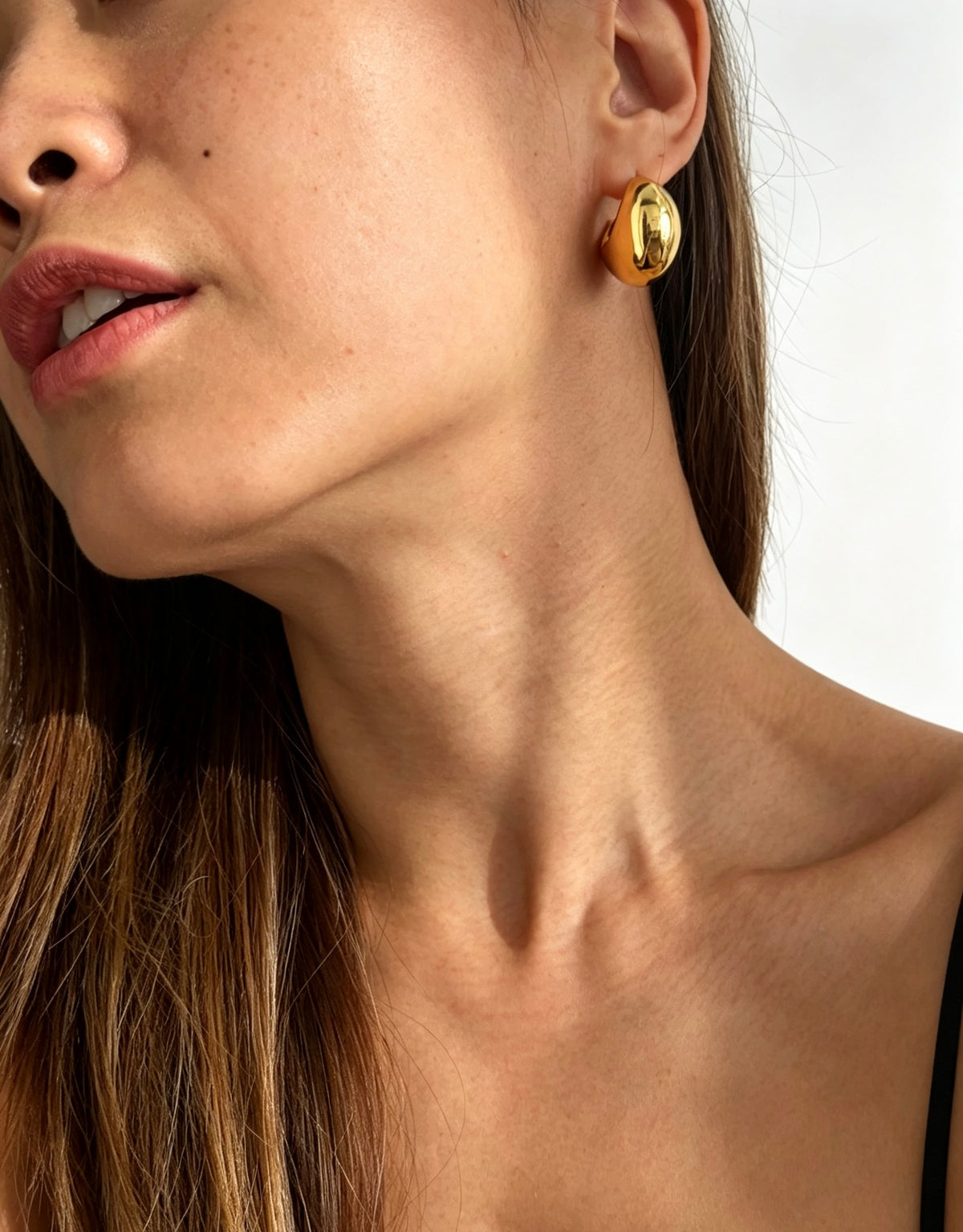 Pendientes de media luna chapados en oro de 14 quilates | Diseño minimalista
