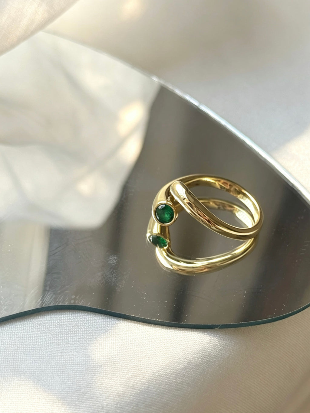 Anillo abierto de esmeralda bañado en oro de 14 quilates | Diseño espiral escultural