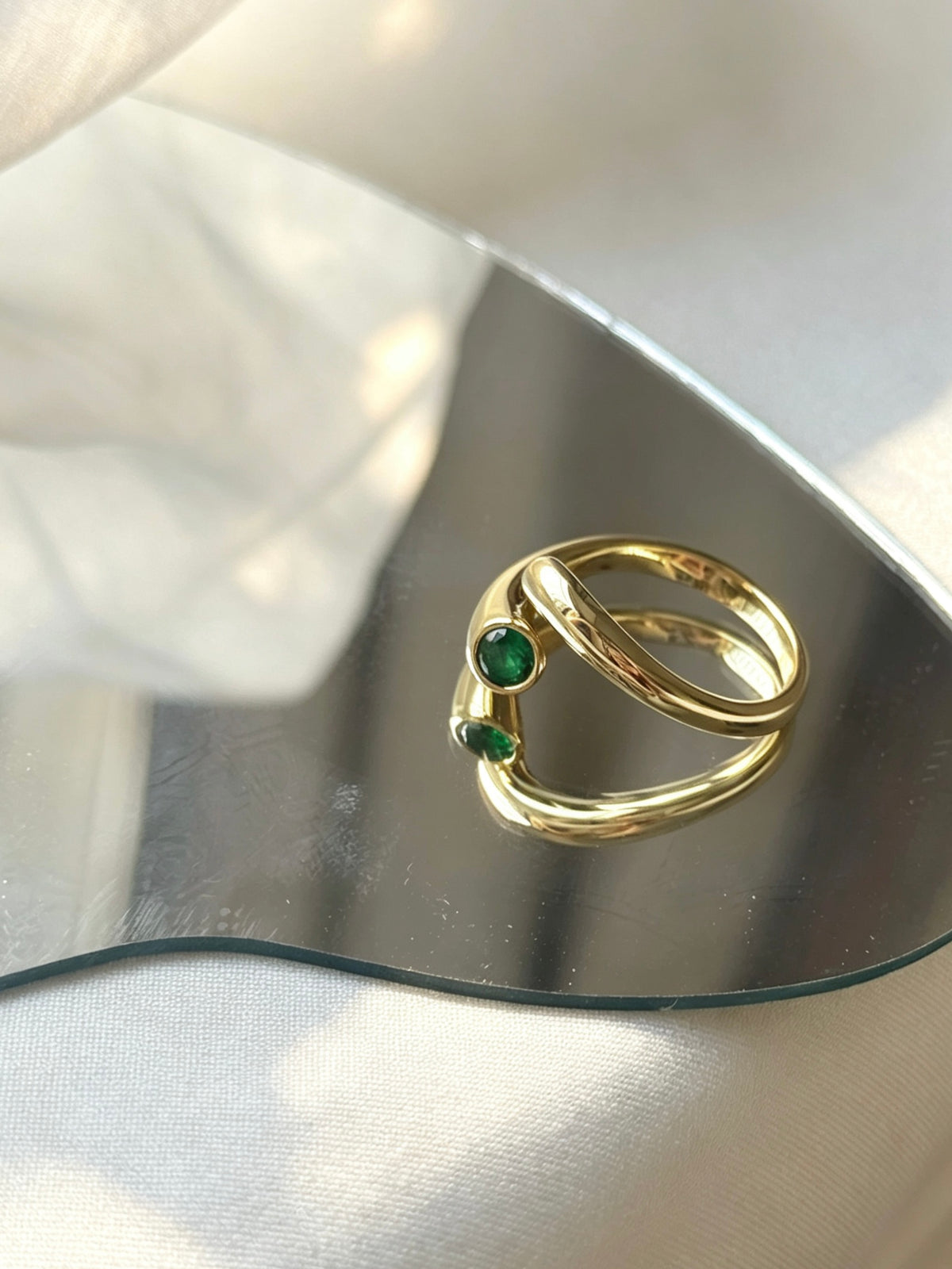 Anillo abierto de esmeralda bañado en oro de 14 quilates | Diseño espiral escultural