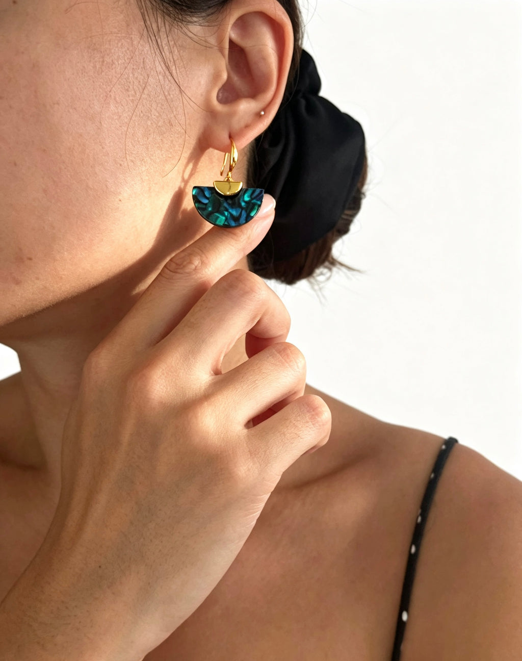 Pendientes de resina color verde pavo real bañados en oro de 18K | Diseño en forma de abanico