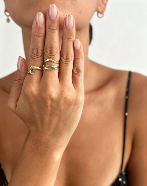 Anillo abierto de esmeralda bañado en oro de 14 quilates | Diseño espiral escultural