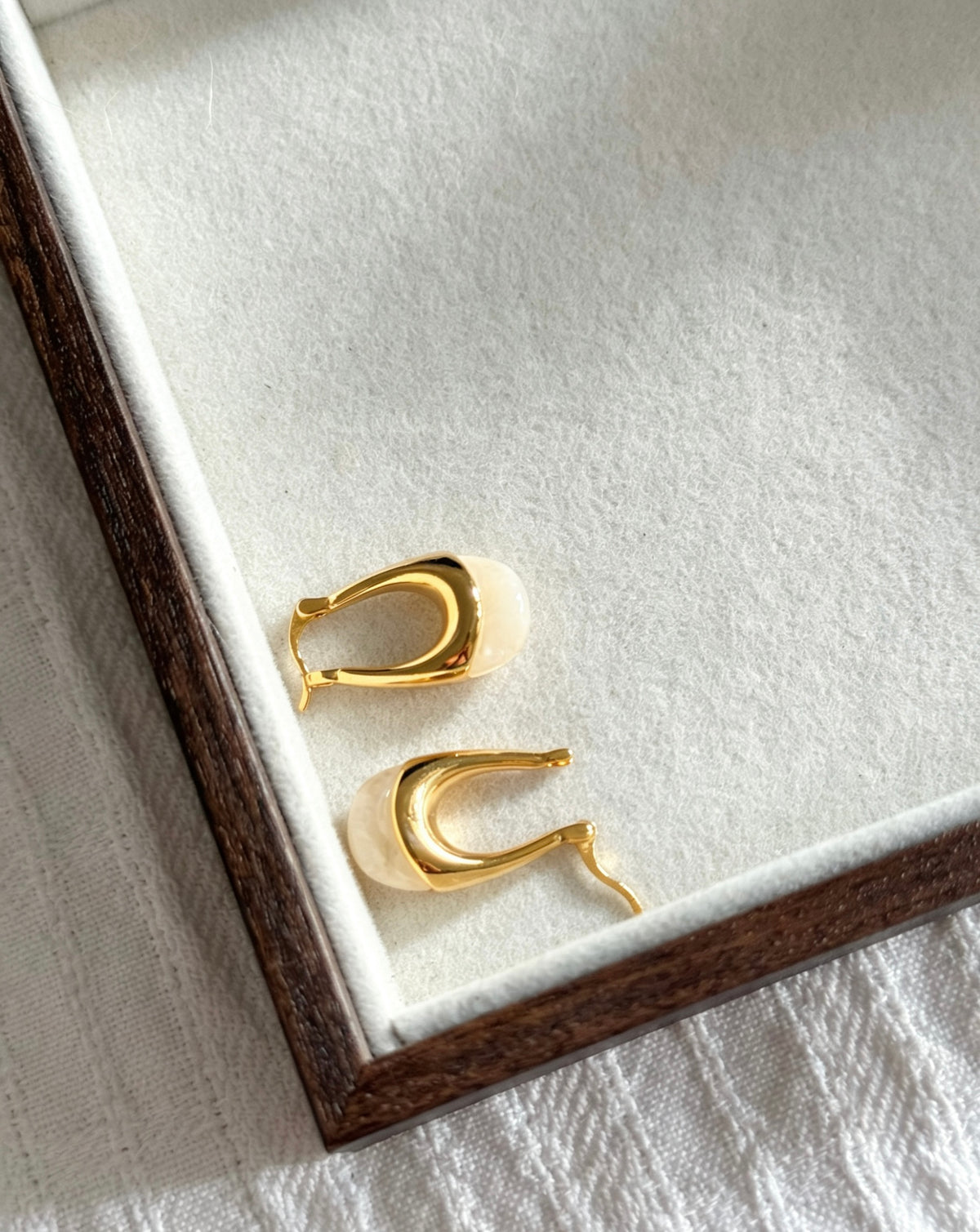 Pendientes de aro en forma de U bañados en oro de 14K | Diseño escultural