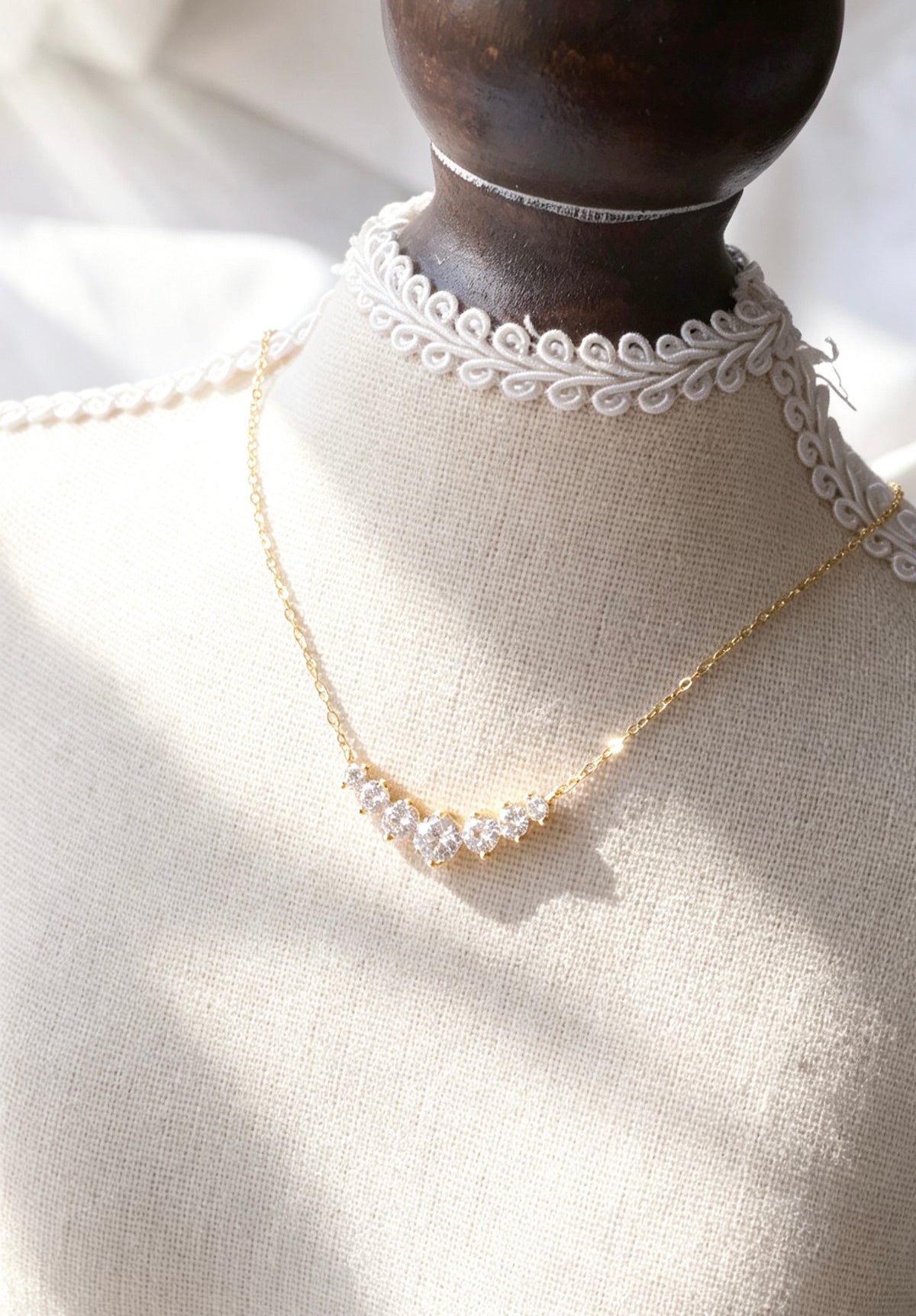 Collar curvo de circonita bañado en oro de 14 quilates | Plata de ley S925