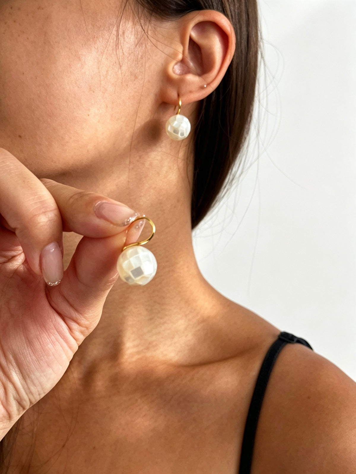 Pendientes de gota con perla de concha natural bañados en oro de 14K | Diseño minimalista
