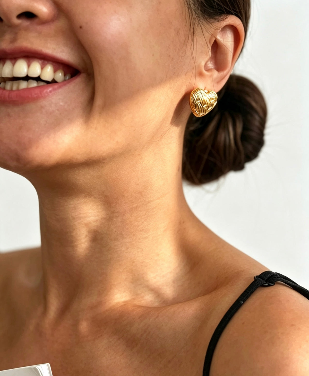 Aretes de broquel en forma de corazón con baño de oro de 14K y circonia cúbica | Postes de plata esterlina S925