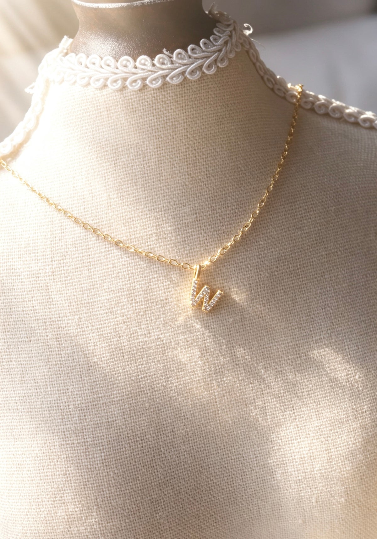 Collar con inicial 'W' de circonita bañado en oro de 14K | Hecho a mano