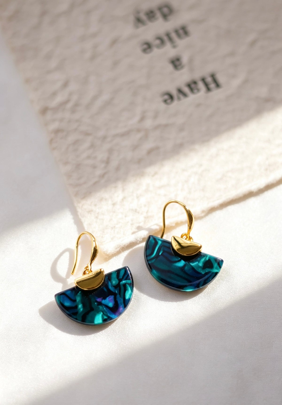 Pendientes de resina color verde pavo real bañados en oro de 18K | Diseño en forma de abanico