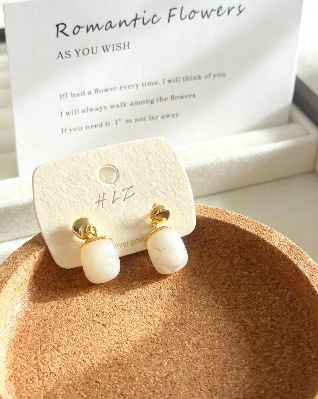 Pendientes de gota en resina blanca chapados en oro de 14 quilates | Diseño escultural