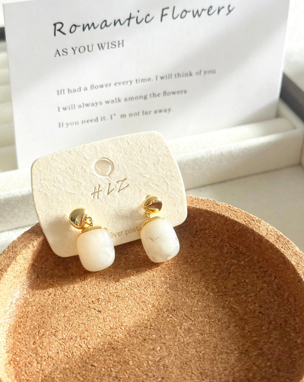 Pendientes de gota en resina blanca chapados en oro de 14 quilates | Diseño escultural