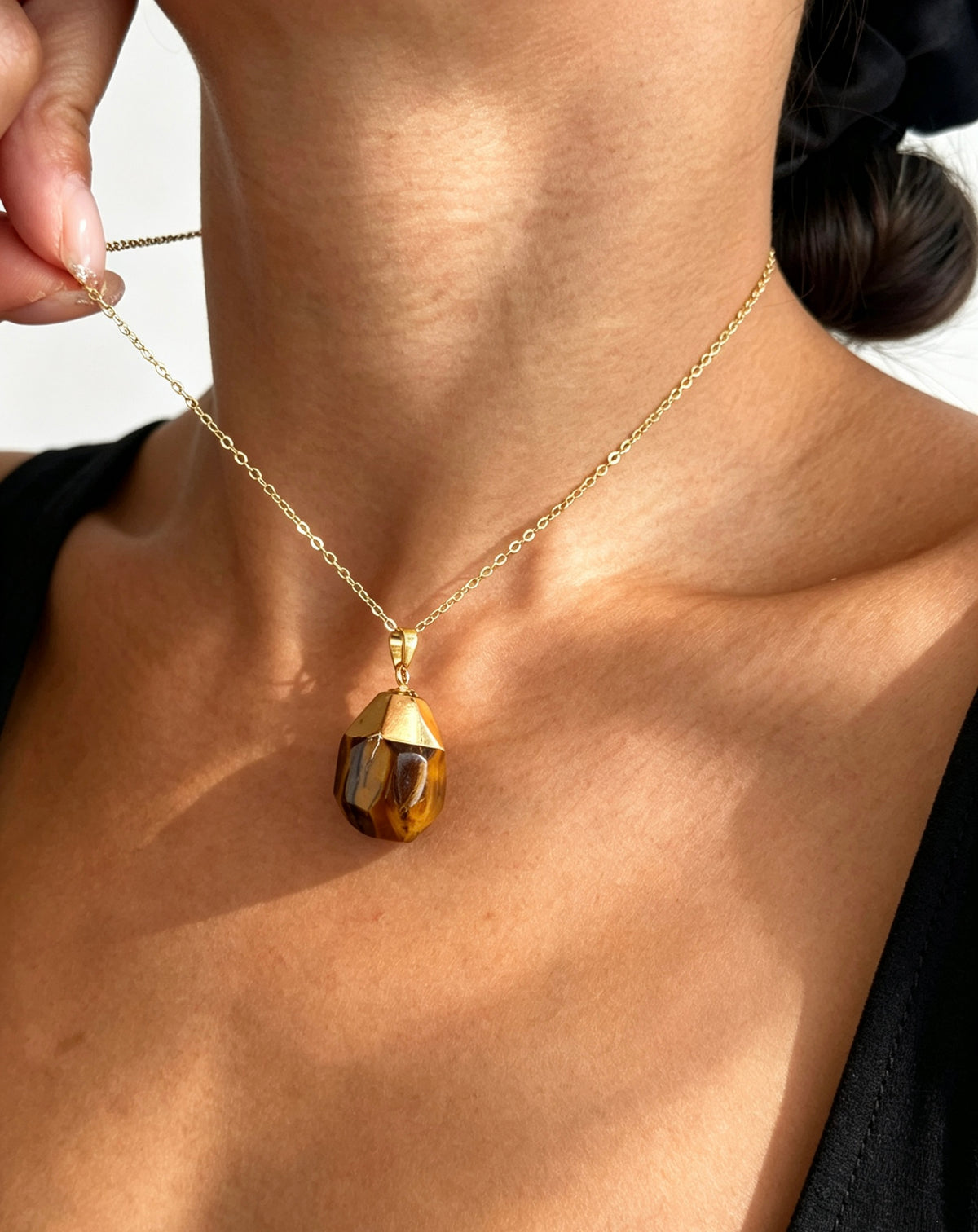 Collar con colgante de ojo de tigre natural bañado en oro de 14 quilates | Hecho a mano