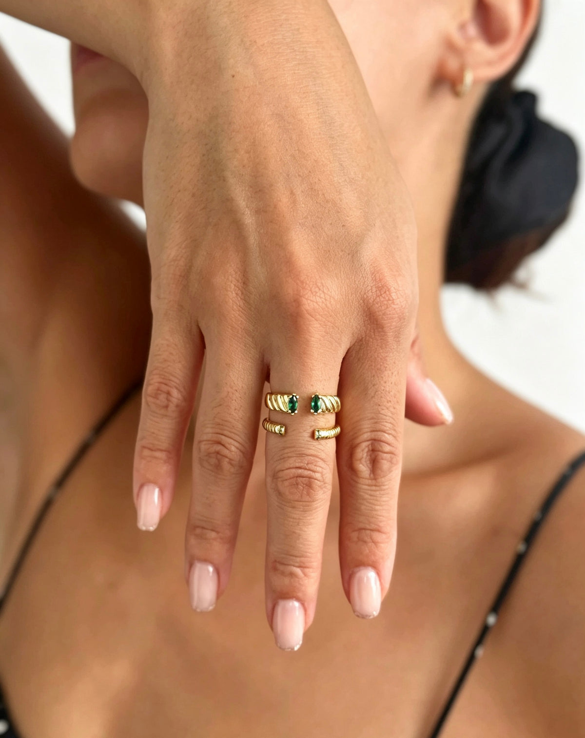 Anillo fino de esmeralda bañado en oro de 14 quilates | Diseño abierto delgado