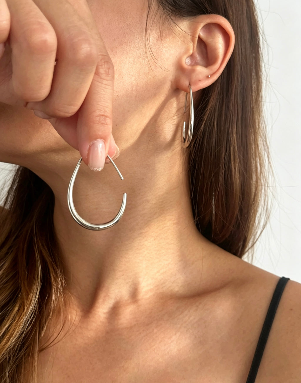 Pendientes de aro en forma de C chapados en plata | Diseño minimalista