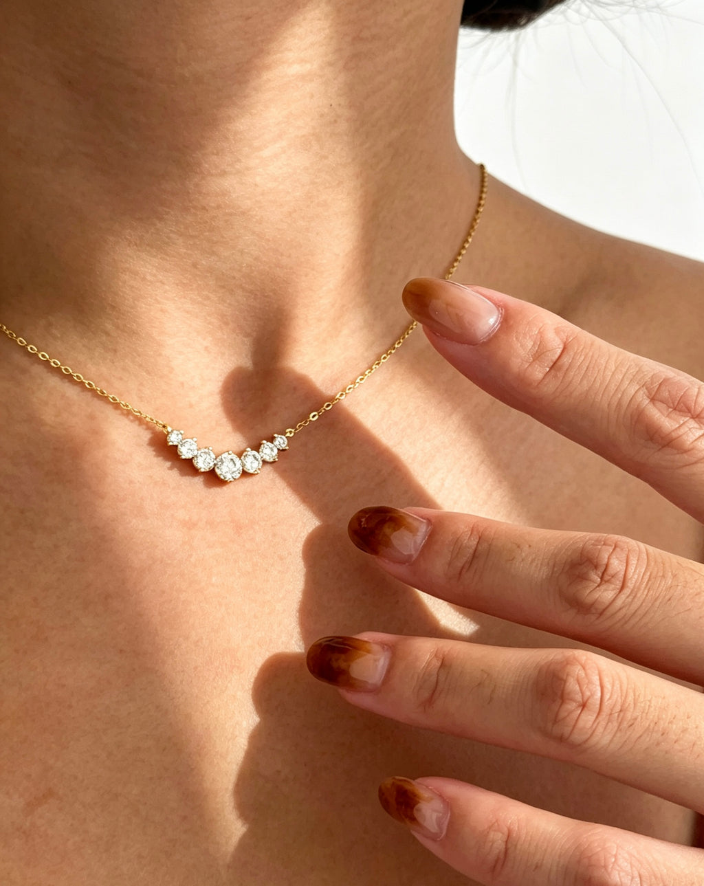 Collar curvo de circonita bañado en oro de 14 quilates | Plata de ley S925