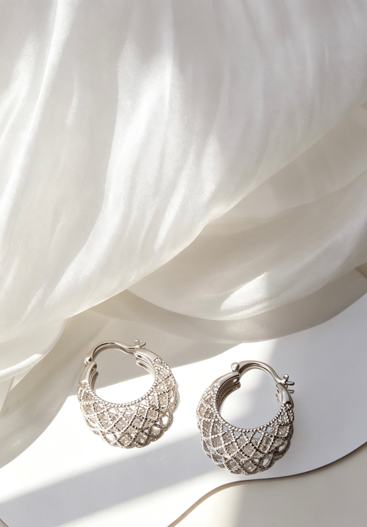 Pendientes de aro con diseño de celosía bañados en plata | Diseño de filigrana