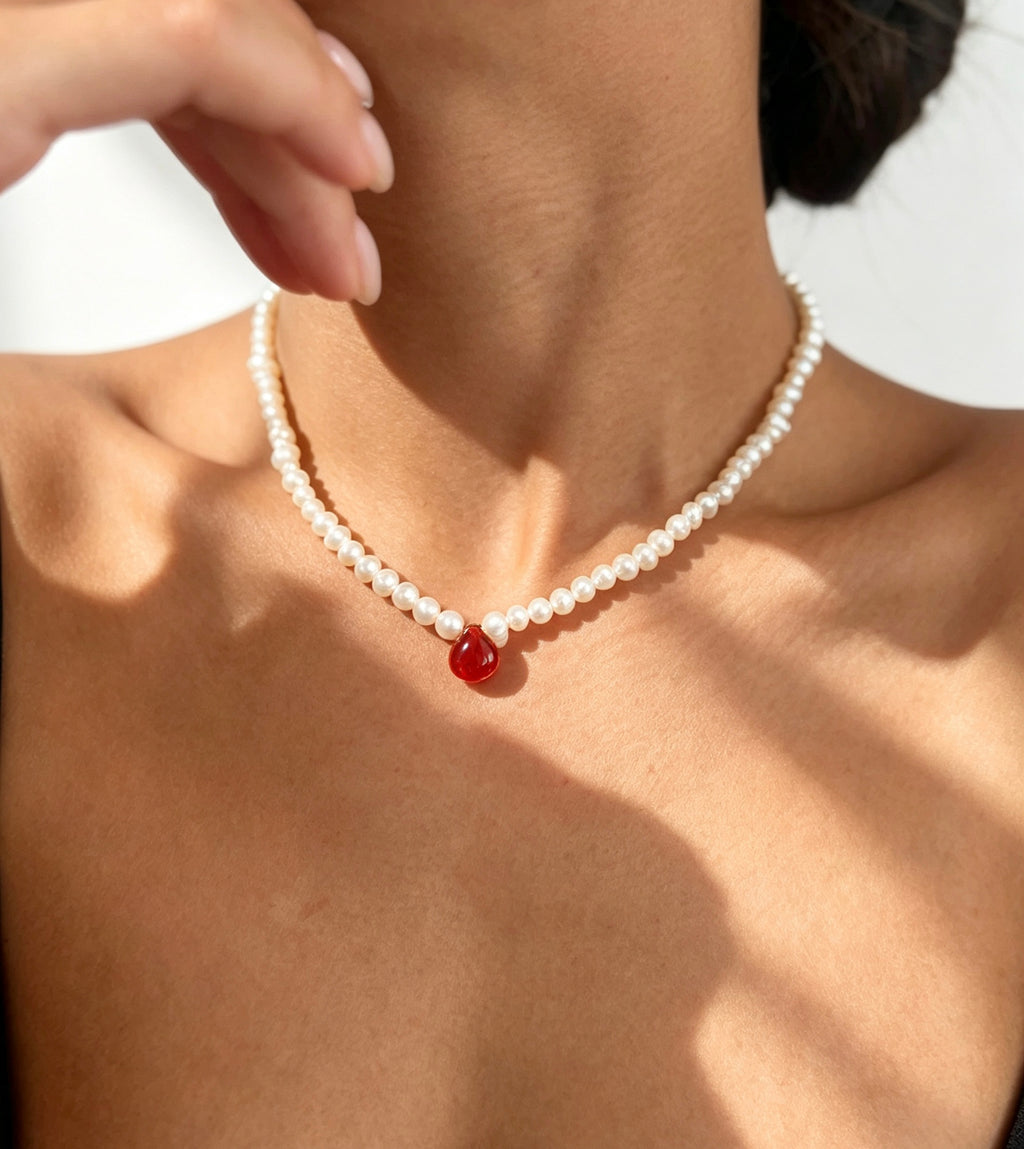 Collar con colgante de gota de ágata roja en oro de 14K con perlas de agua dulce de 5 mm | Hecho a mano