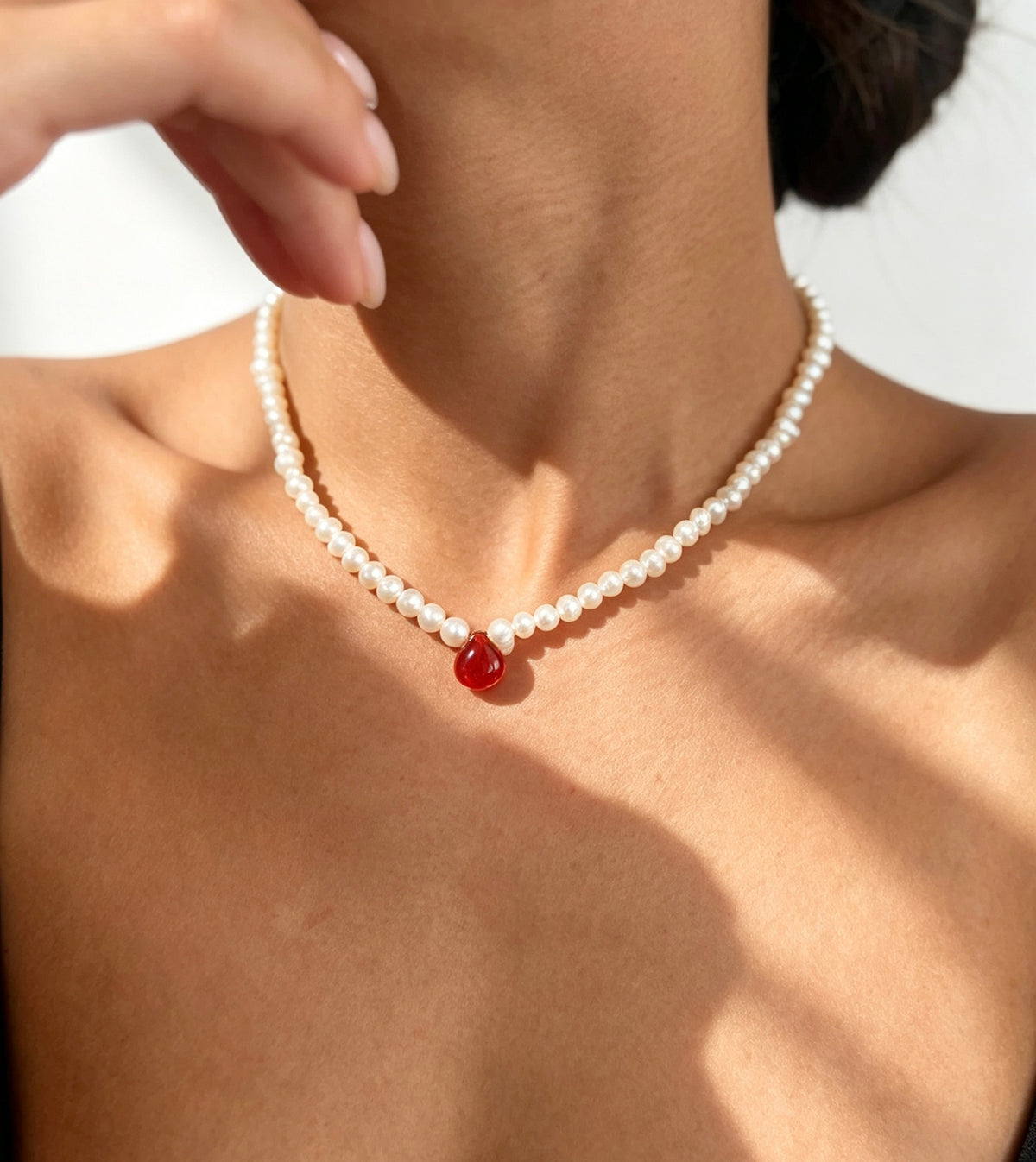 Collar con colgante de gota de ágata roja en oro de 14K con perlas de agua dulce de 5 mm | Hecho a mano