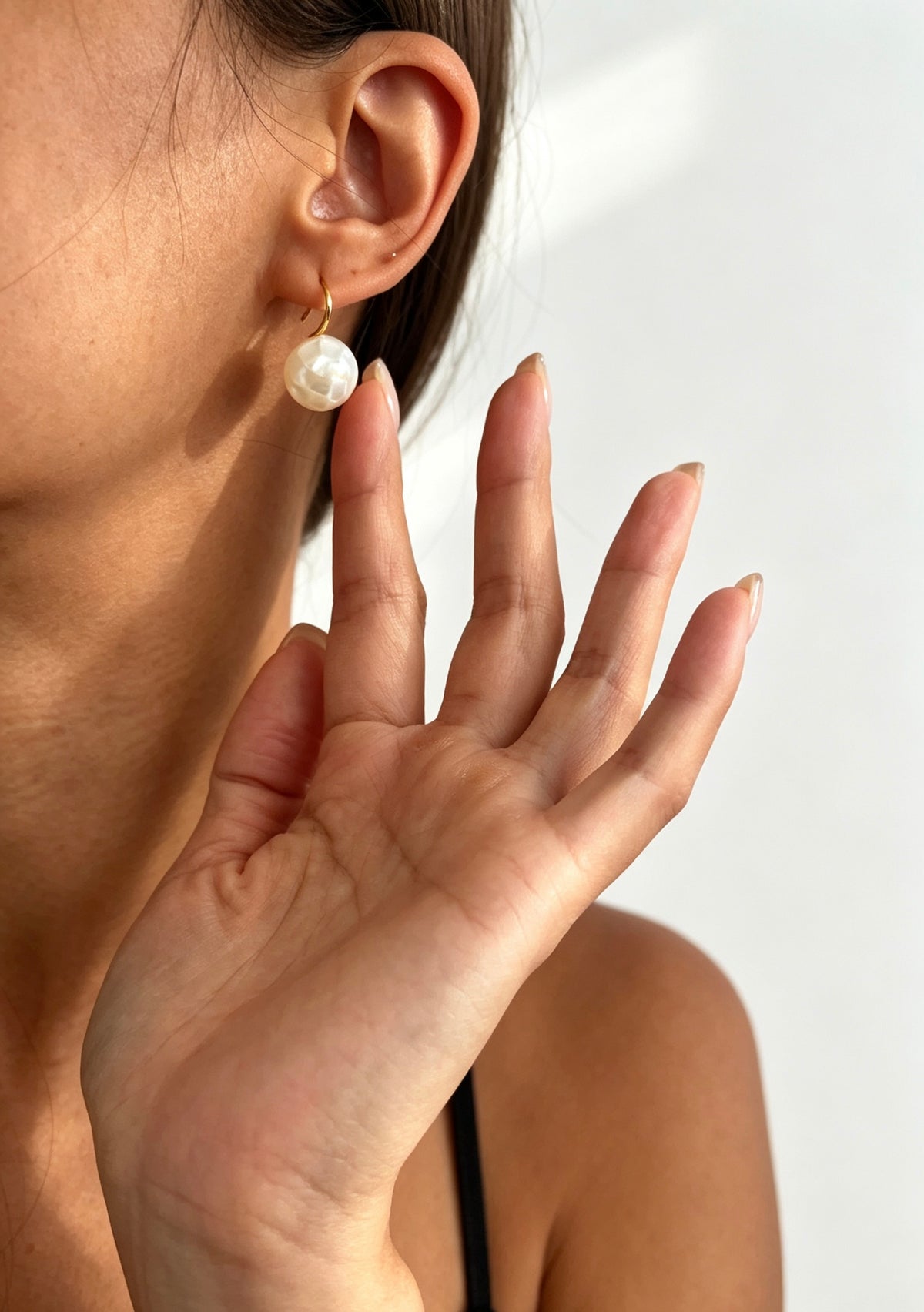 Pendientes de gota con perla de concha natural bañados en oro de 14K | Diseño minimalista