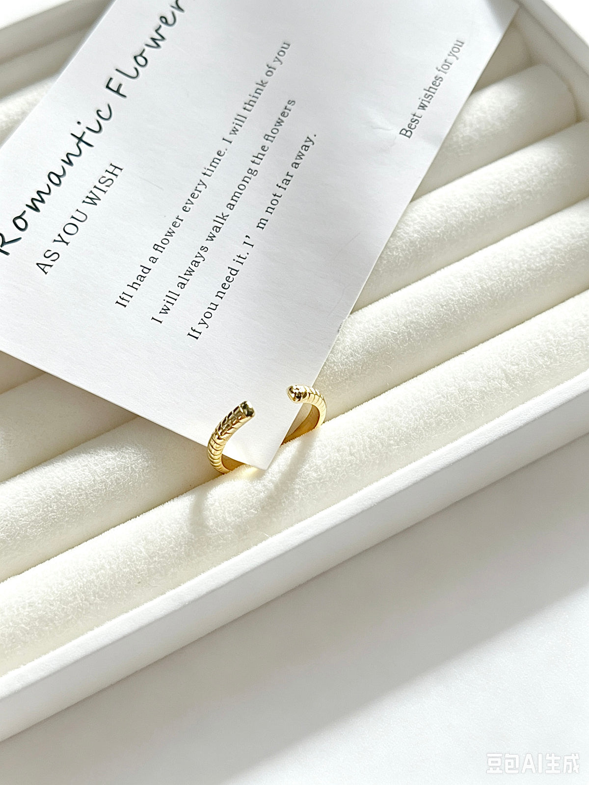 Anillo fino de esmeralda bañado en oro de 14 quilates | Diseño abierto delgado