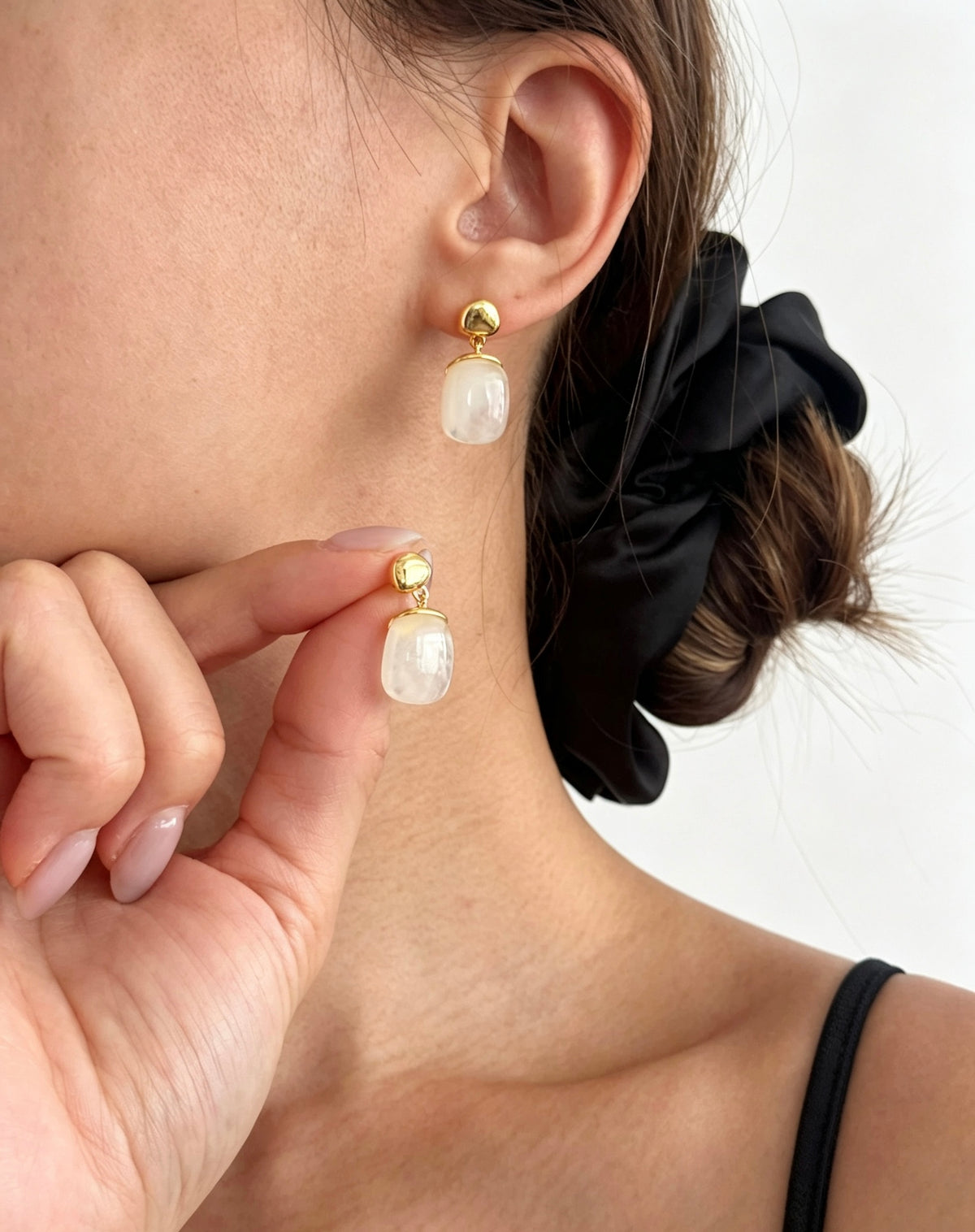 Pendientes de gota en resina blanca chapados en oro de 14 quilates | Diseño escultural