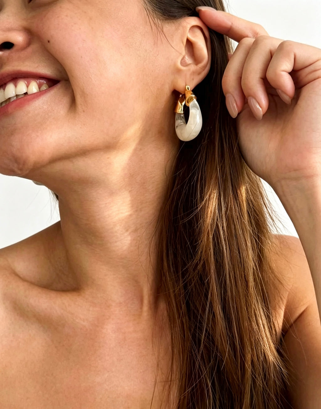 Pendientes de aro ovalados de resina blanca chapados en oro de 14 quilates | Diseño escultural