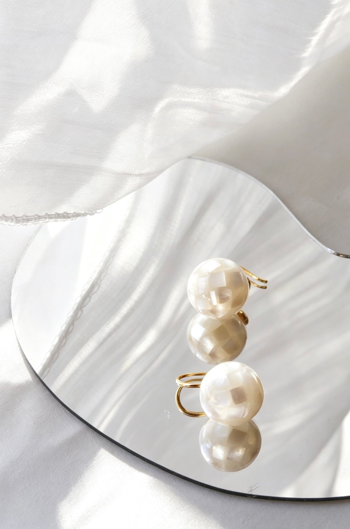 Pendientes de gota con perla de concha natural bañados en oro de 14K | Diseño minimalista