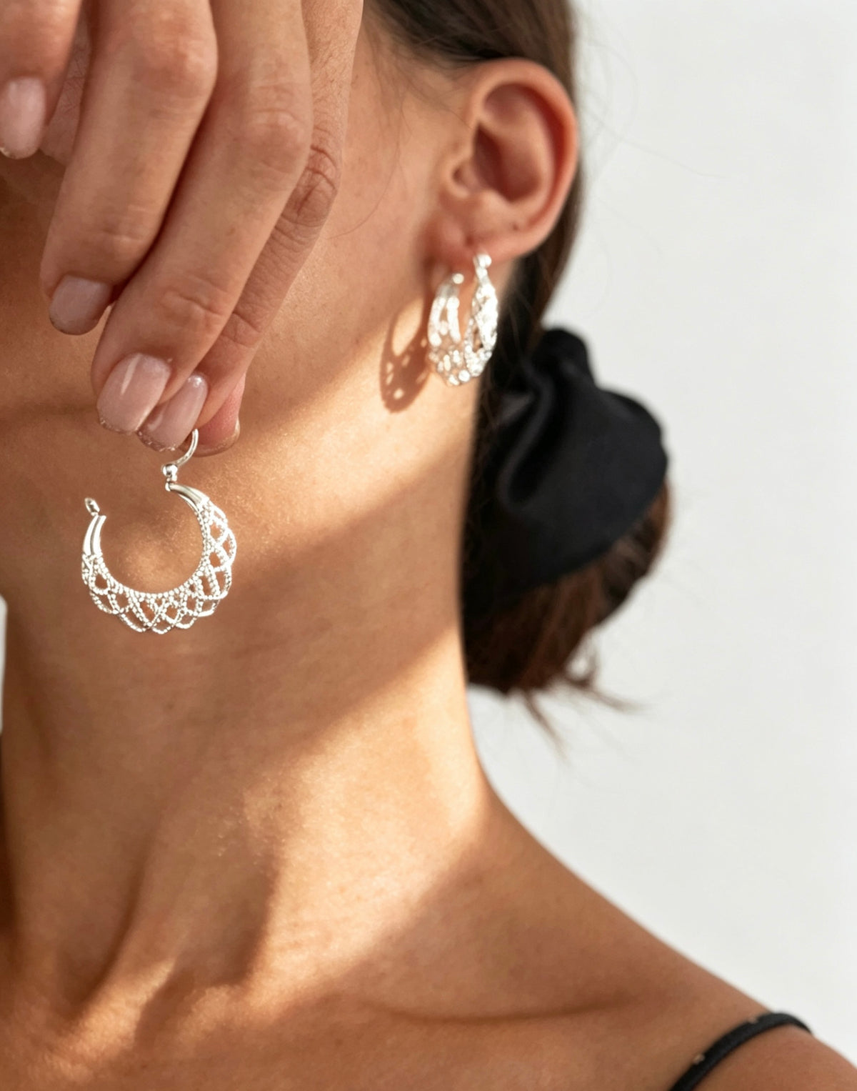 Pendientes de aro con diseño de celosía bañados en plata | Diseño de filigrana