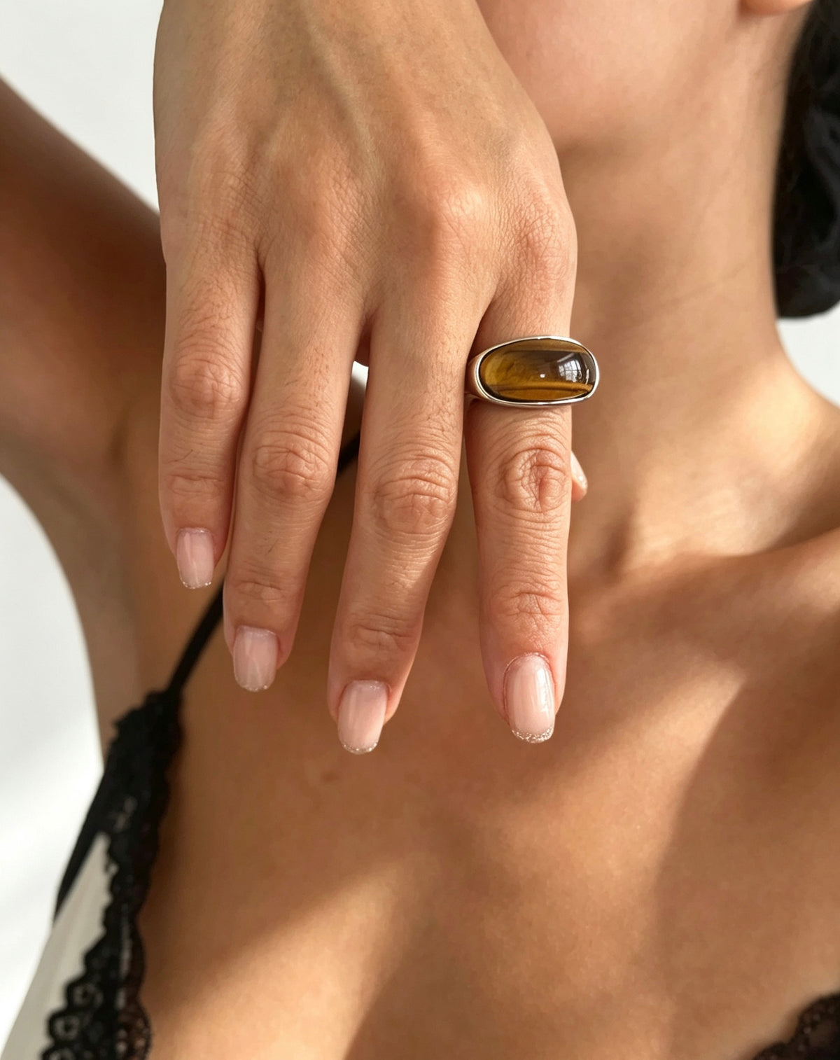 Anillo abierto de ojo de tigre bañado en plata | Diseño escultural