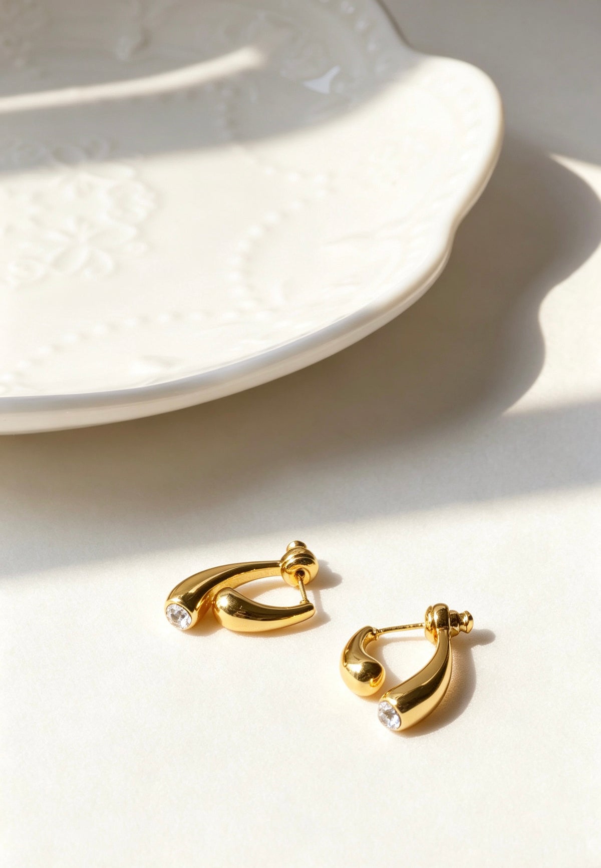 Pendientes de doble capa con baño de oro de 18K y circonitas | Diseño escultural