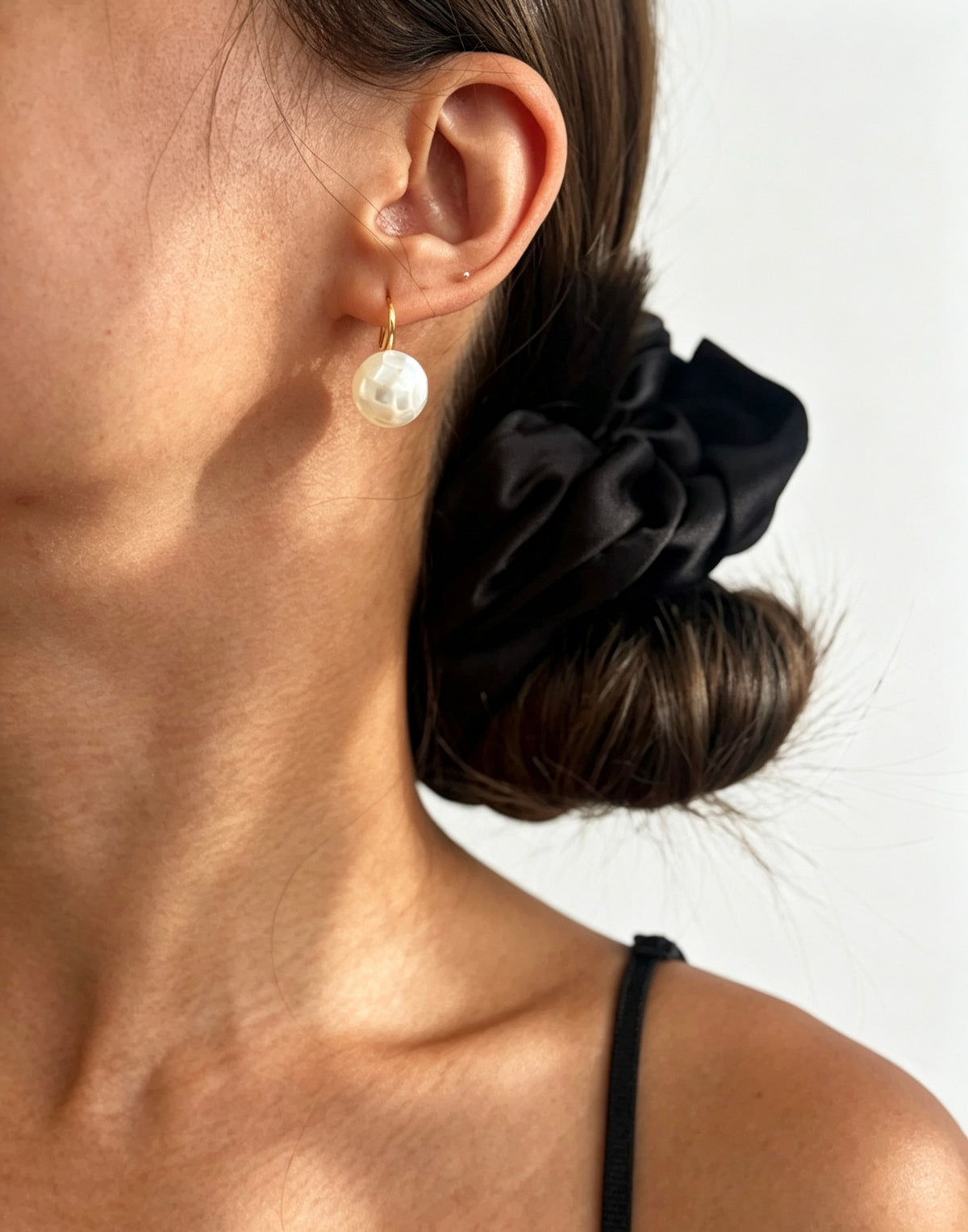 Pendientes de gota con perla de concha natural bañados en oro de 14K | Diseño minimalista