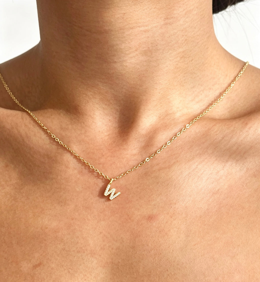 Collar con inicial 'W' de circonita bañado en oro de 14K | Hecho a mano