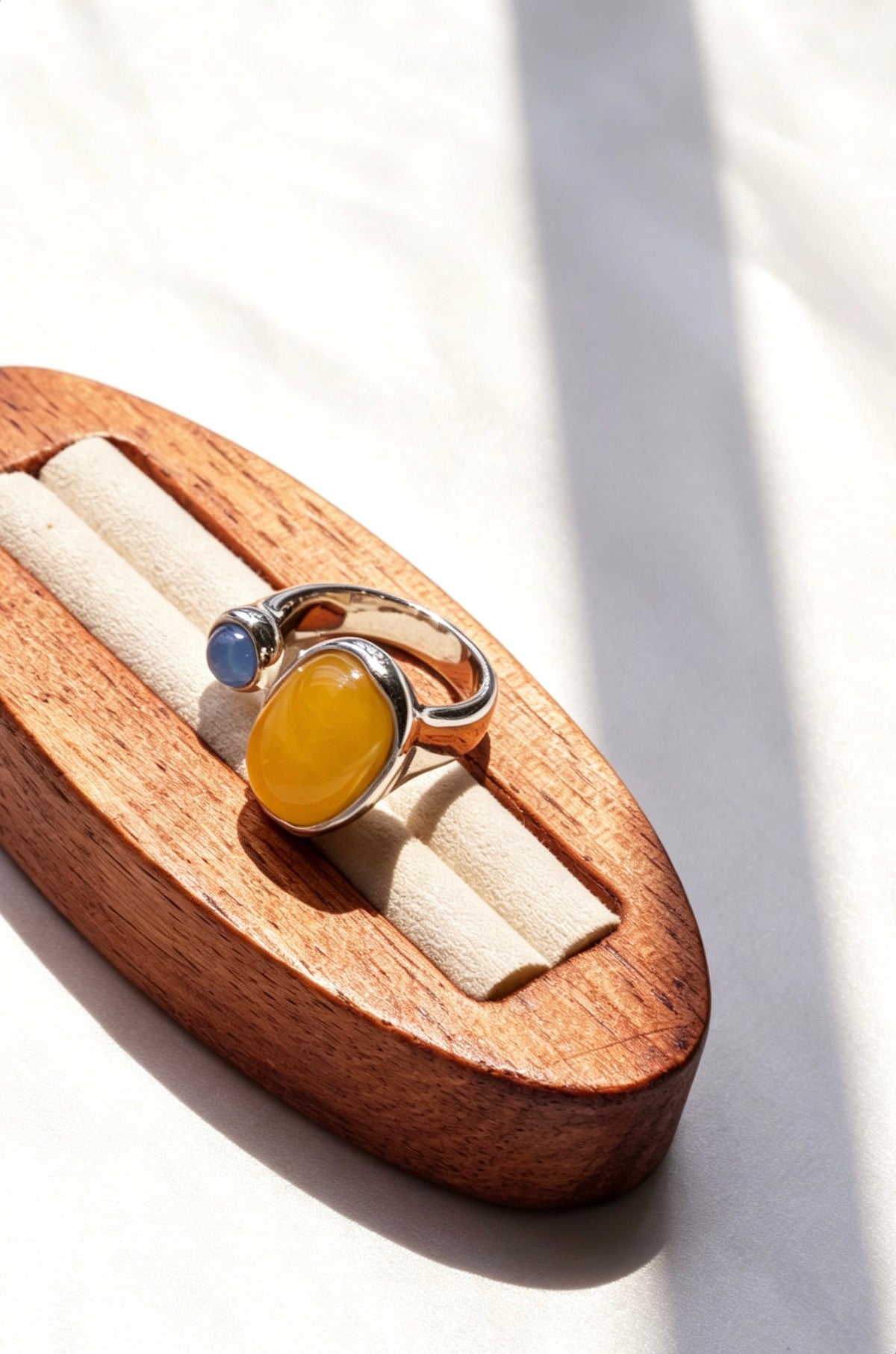 Anillo abierto de citrino y topacio azul bañado en plata | Diseño escultórico