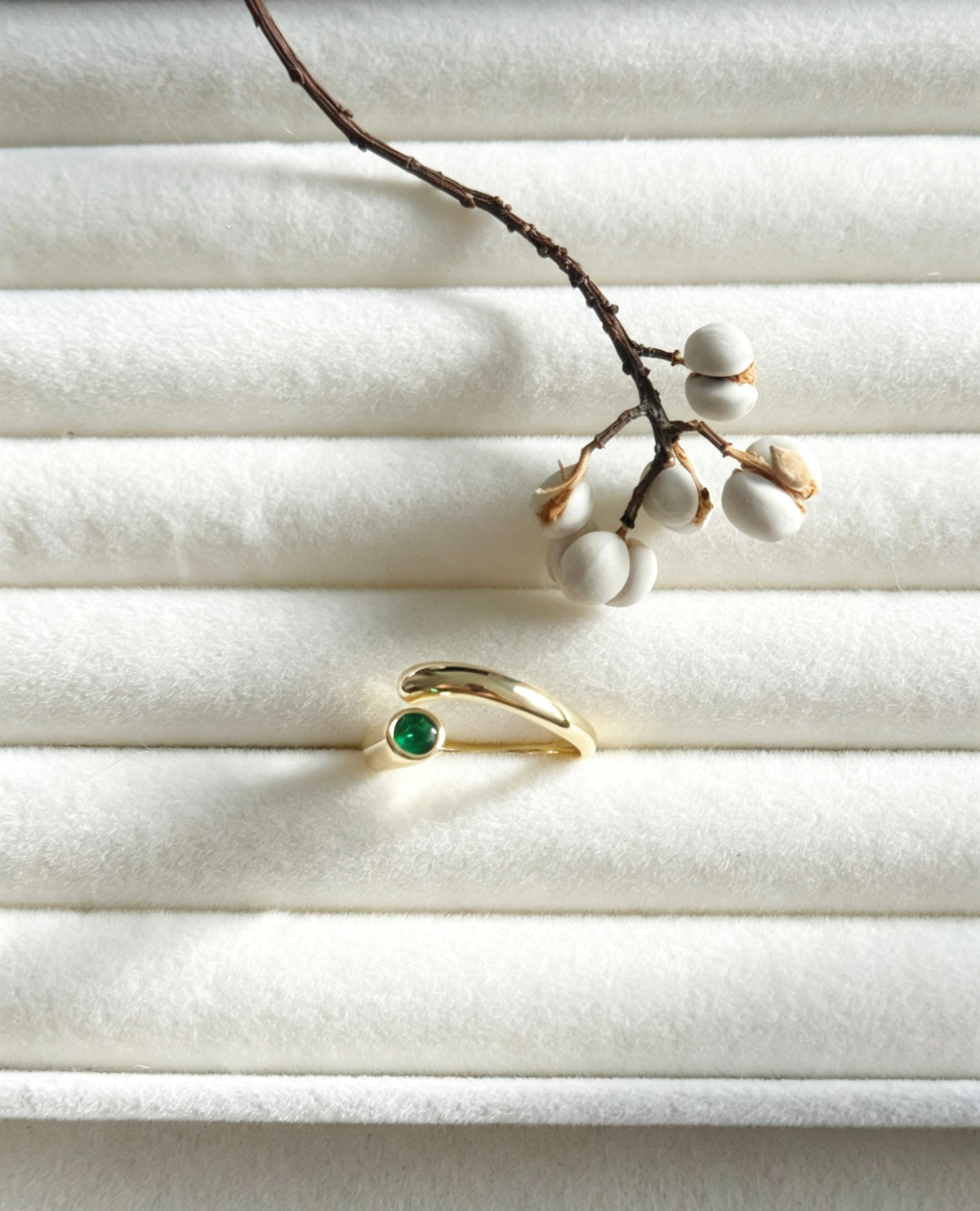 Anillo abierto de esmeralda bañado en oro de 14 quilates | Diseño espiral escultural