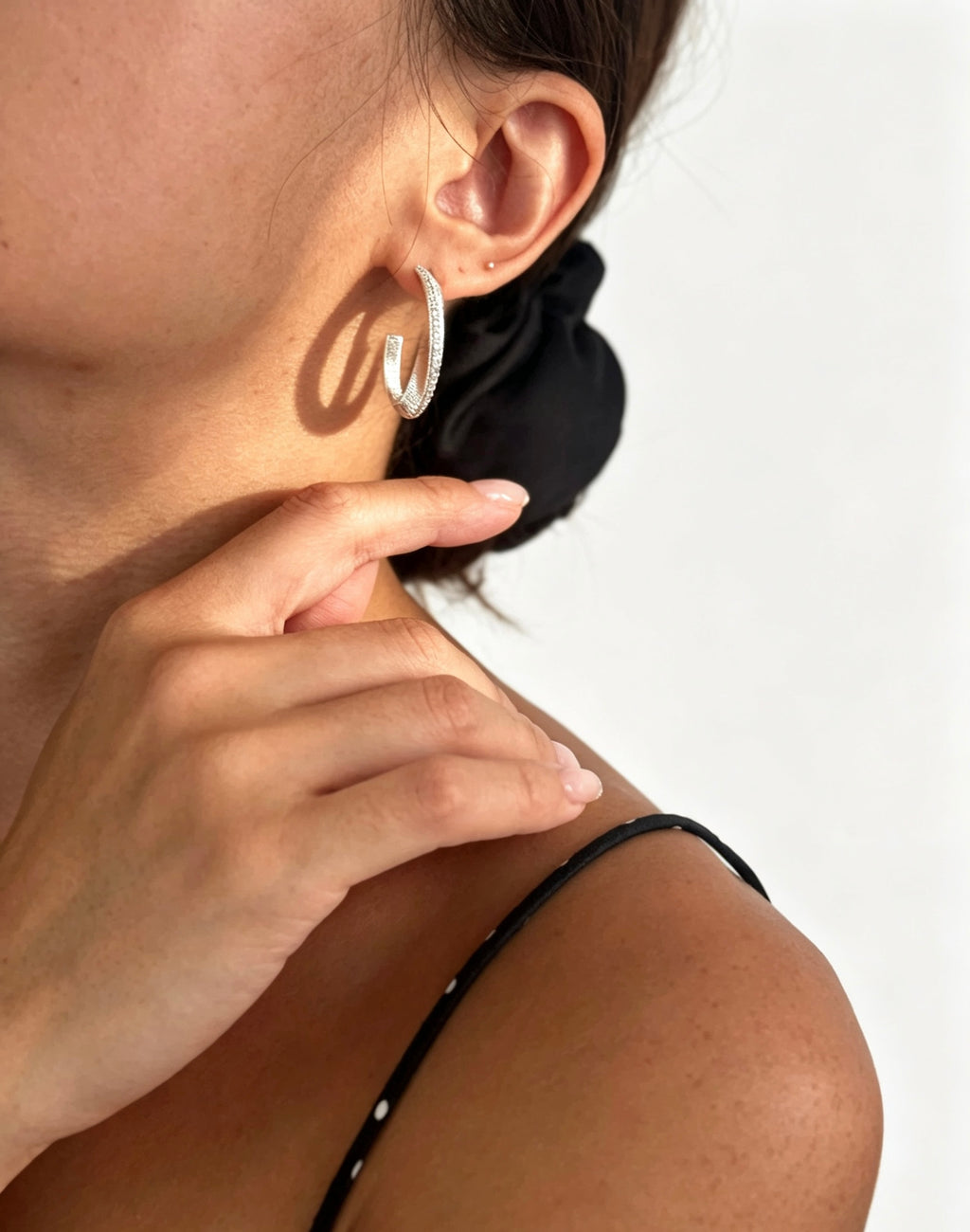 Pendientes de aro en forma de C con circonitas cúbicas bañados en plata | Diseño texturizado