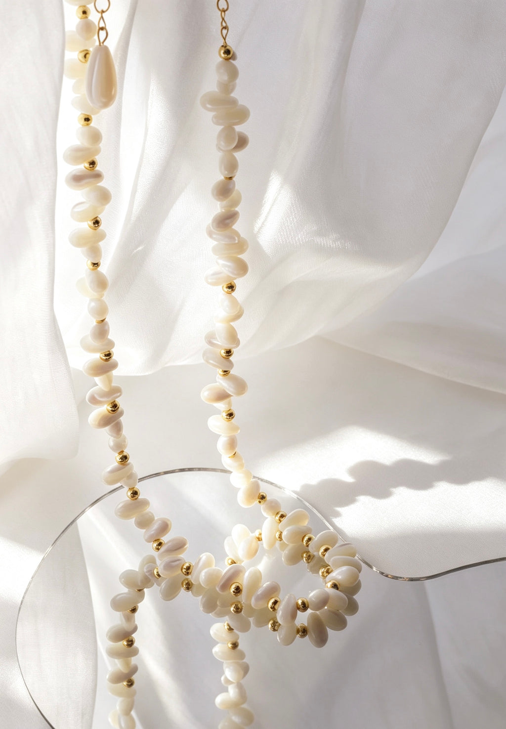 Collar de cuentas de concha blanca bañado en oro de 14K | Hecho a mano