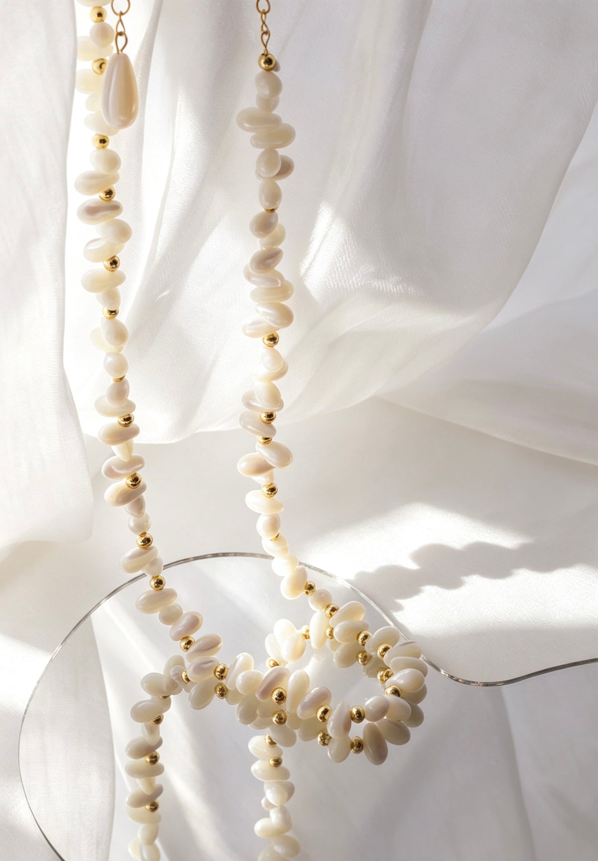 Collar de cuentas de concha blanca bañado en oro de 14K | Hecho a mano