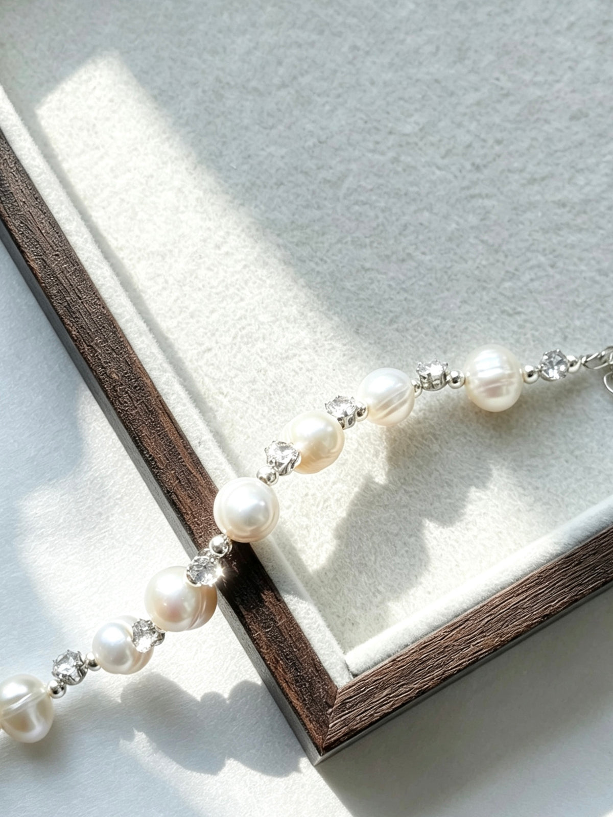 Pulsera de perlas | Perlas de agua dulce de 8 mm y detalles de circonita, plata