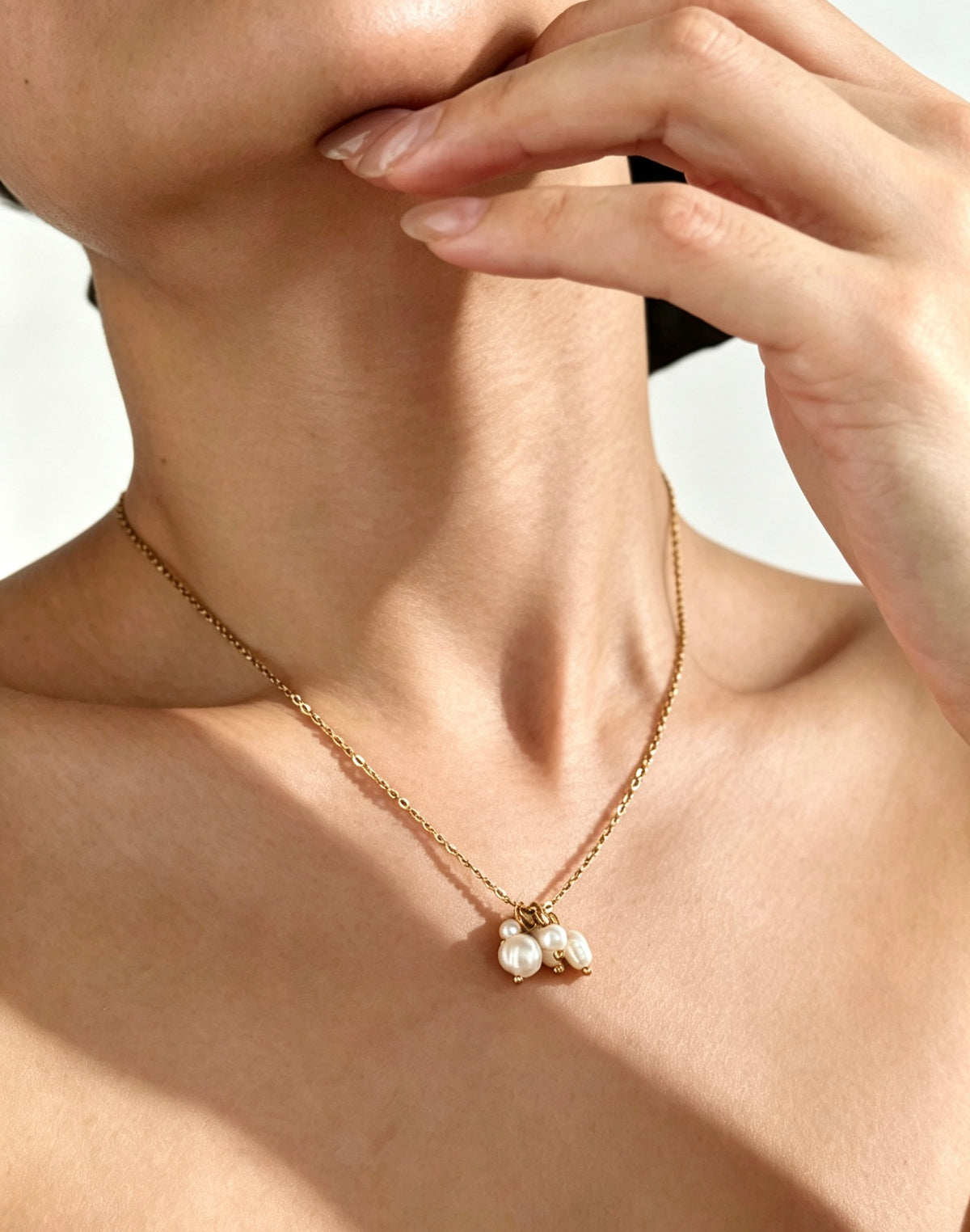 Collar con colgante de perla de agua dulce bañado en oro de 14K | Ajustable