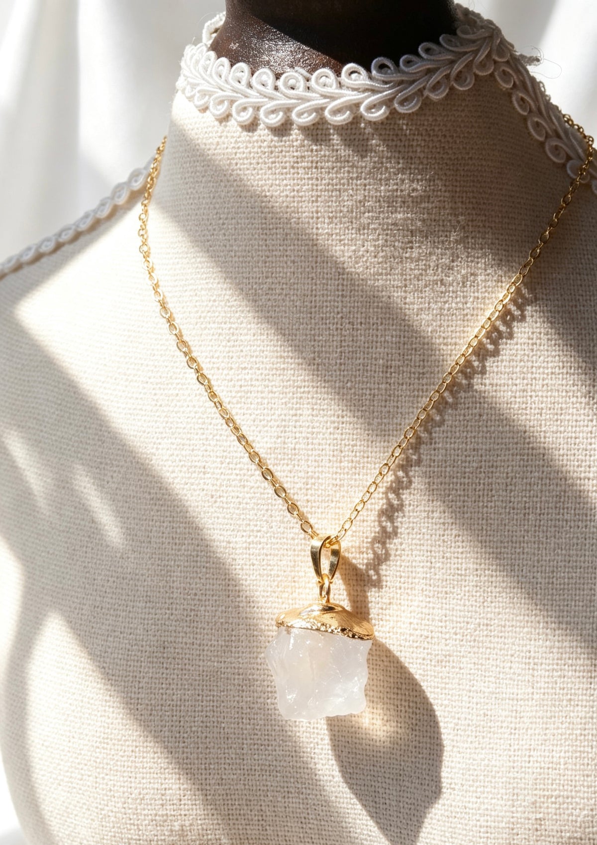 Collar con colgante de cuarzo transparente en bruto y letra en oro de 14K | Hecho a mano