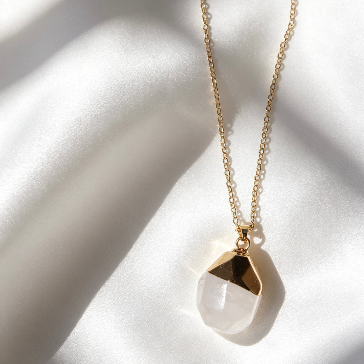 Collar con colgante de cuarzo transparente natural en oro de 14 quilates | Hecho a mano