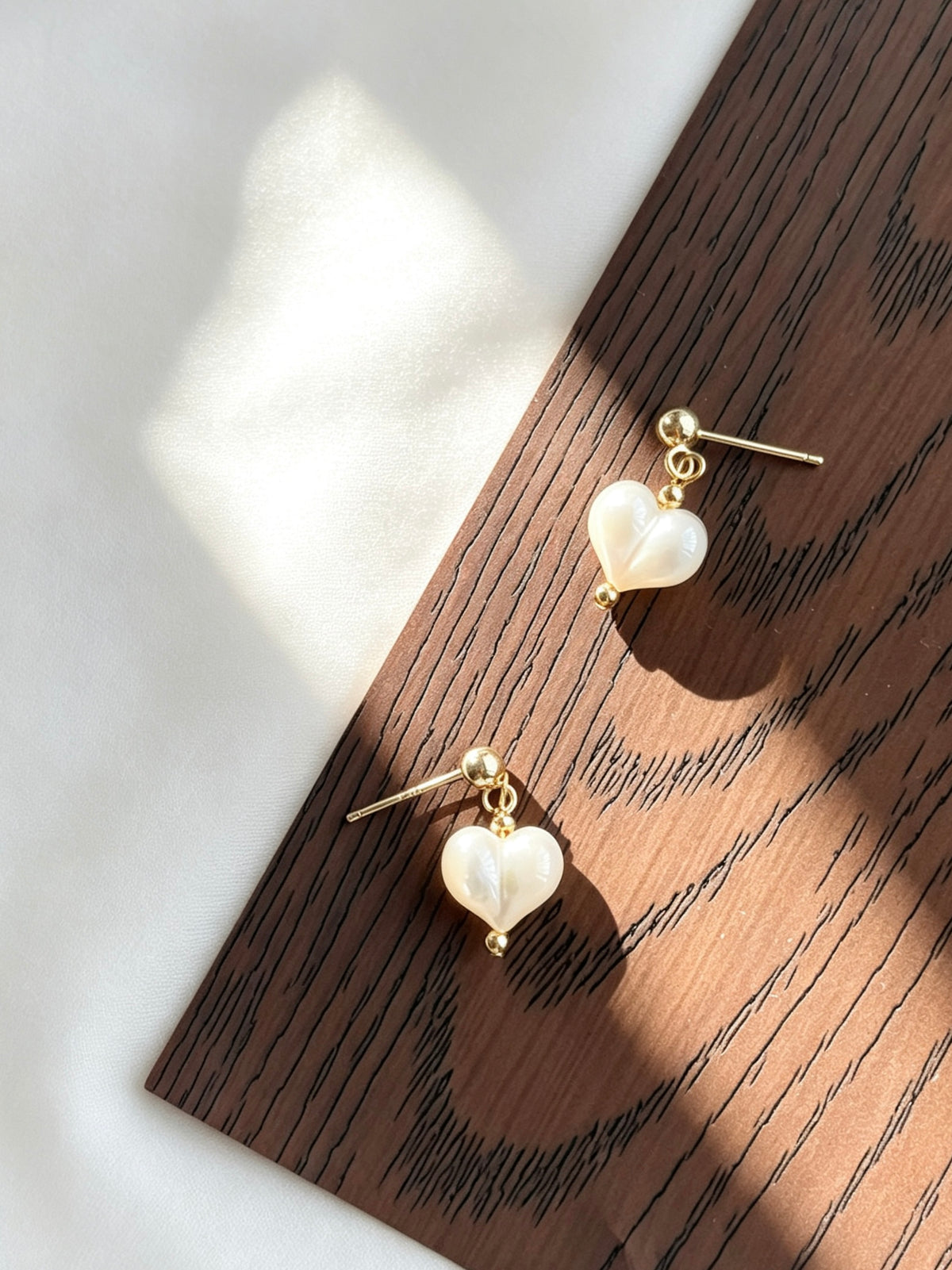 Pendientes de corazón en nácar | Baño de oro de 14K, plata S925