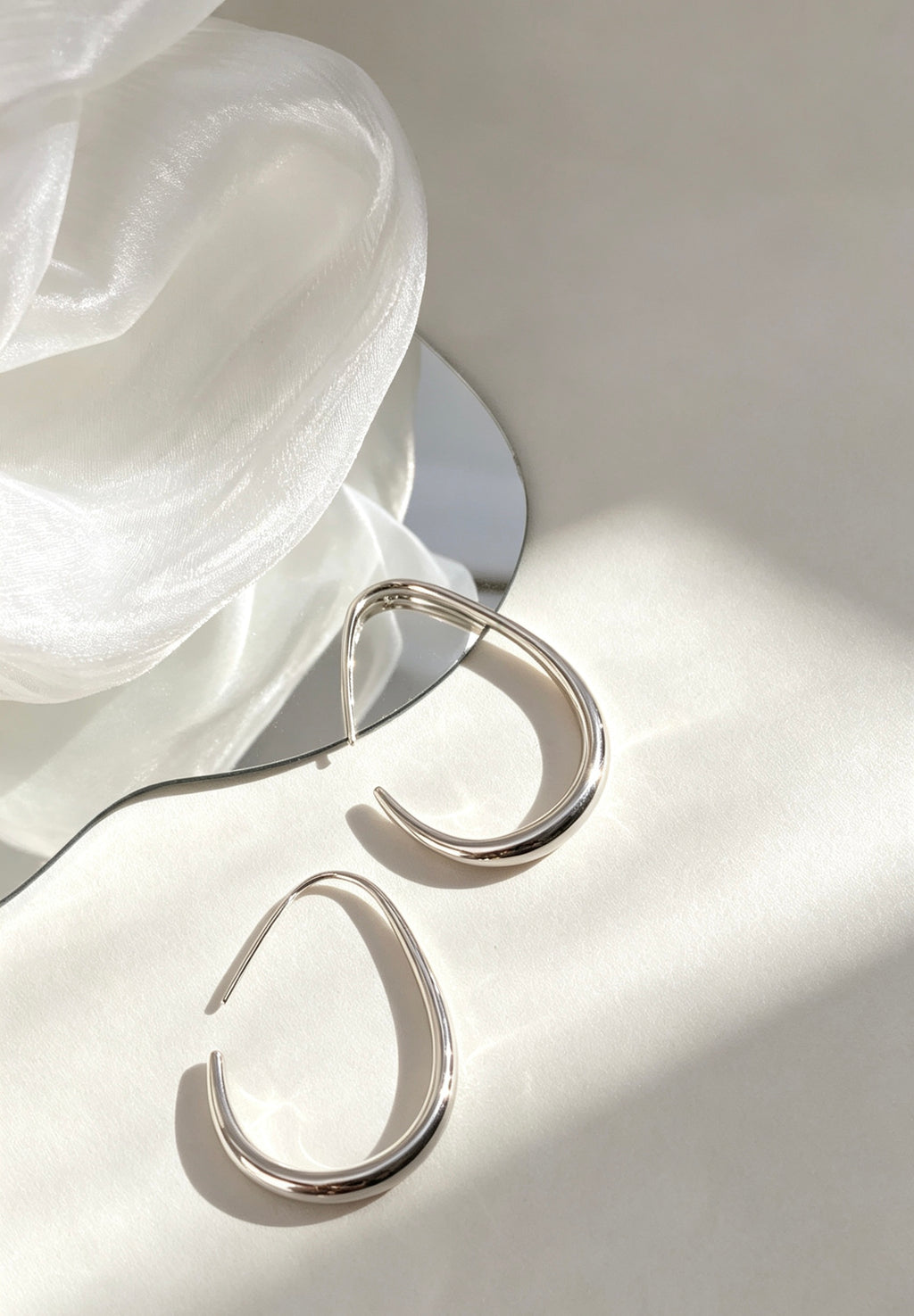 Pendientes de aro en forma de C chapados en plata | Diseño minimalista