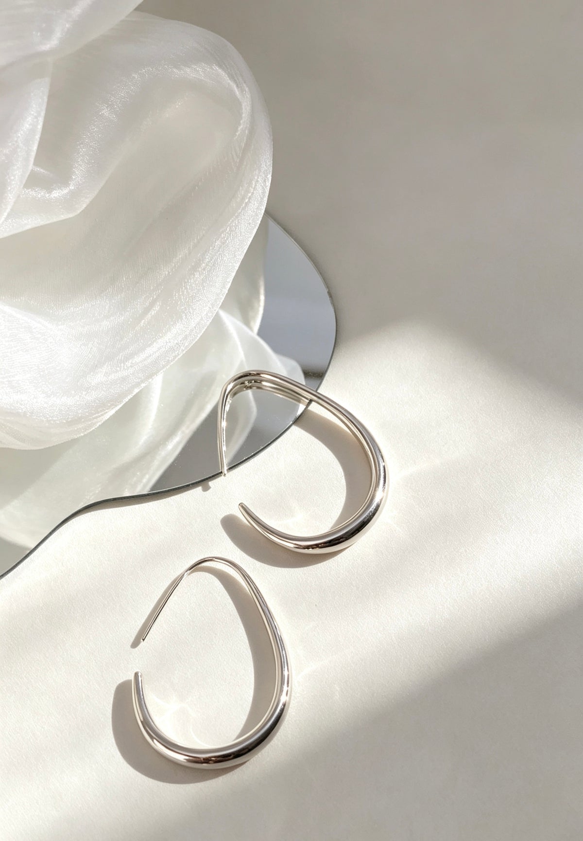 Pendientes de aro en forma de C chapados en plata | Diseño minimalista
