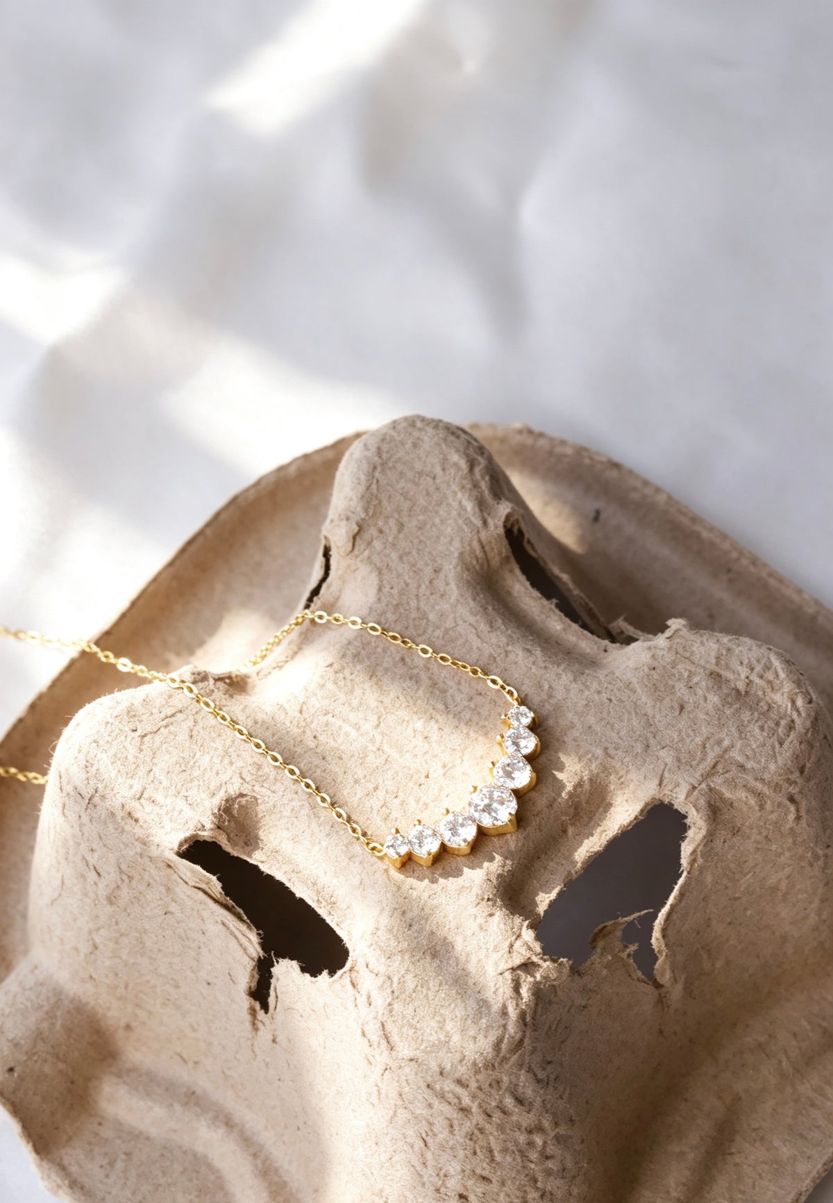Collar curvo de circonita bañado en oro de 14 quilates | Plata de ley S925