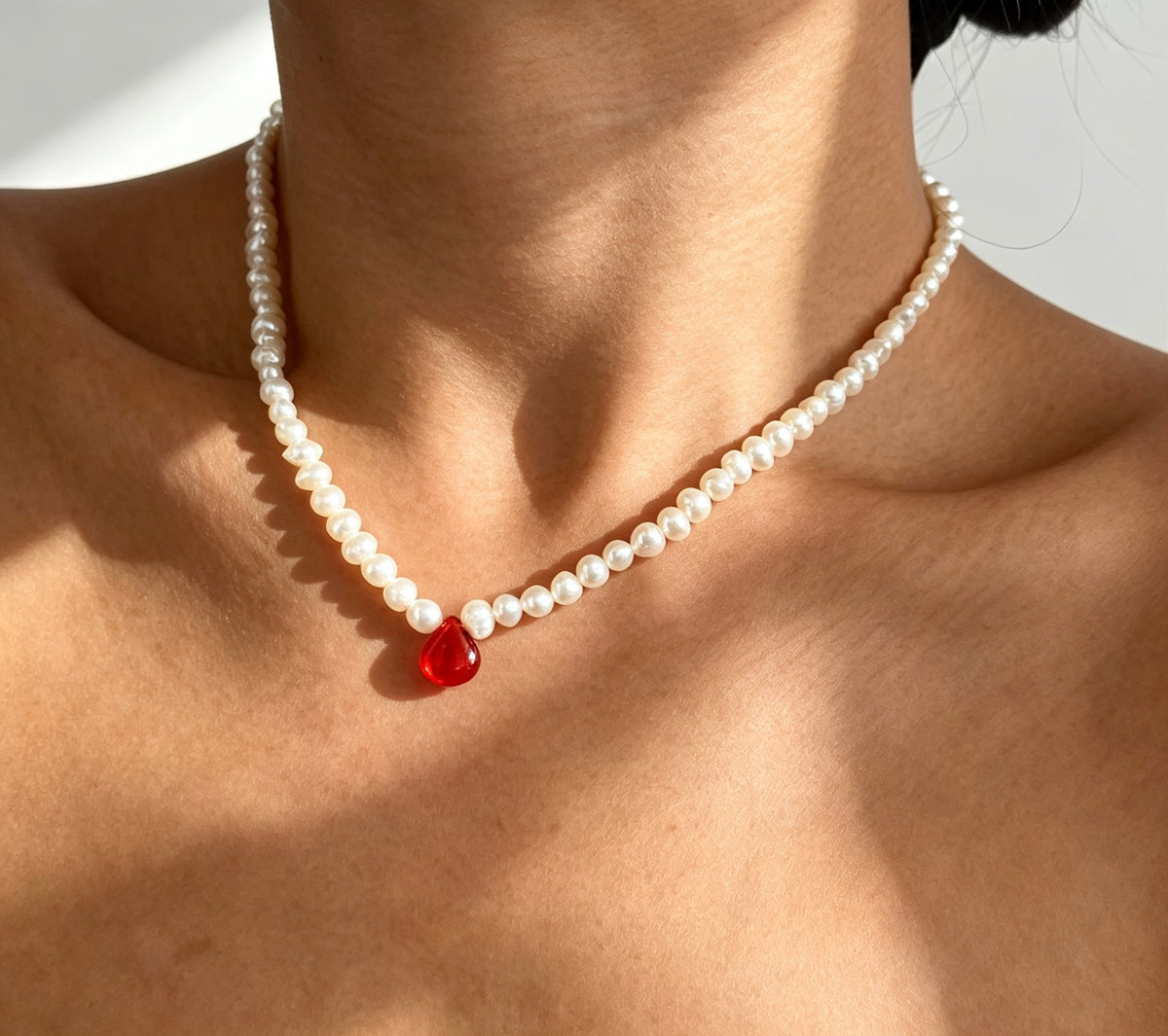 Collar con colgante de gota de ágata roja en oro de 14K con perlas de agua dulce de 5 mm | Hecho a mano